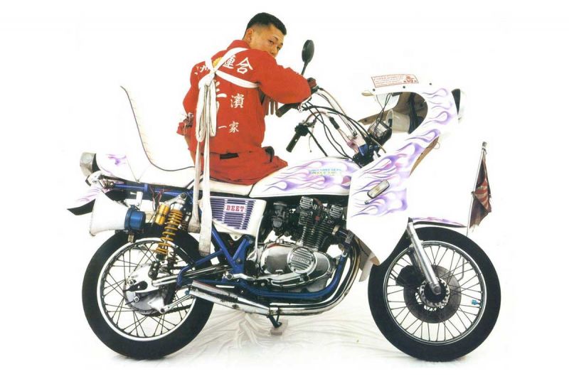 những chiếc mô tô Kaizousha được độ lại là biểu tượng của băng đảng Bosozoku những chiếc mô tô Kaizousha được độ lại là biểu tượng của băng đảng Bosozoku